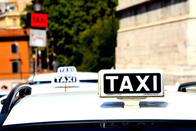 taxis-SALLAGRIFFON-min_taxi_auto_rome_road_white-1051610